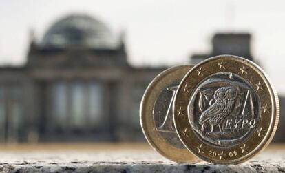 Dos monedas de euro, una de ellas acu&ntilde;ada en Grecia, fotografiadas delante del Bundestag en Berl&iacute;n (Alemania). 