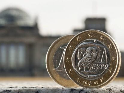 Dos monedas de euro, una de ellas acu&ntilde;ada en Grecia, fotografiadas delante del Bundestag en Berl&iacute;n (Alemania). 