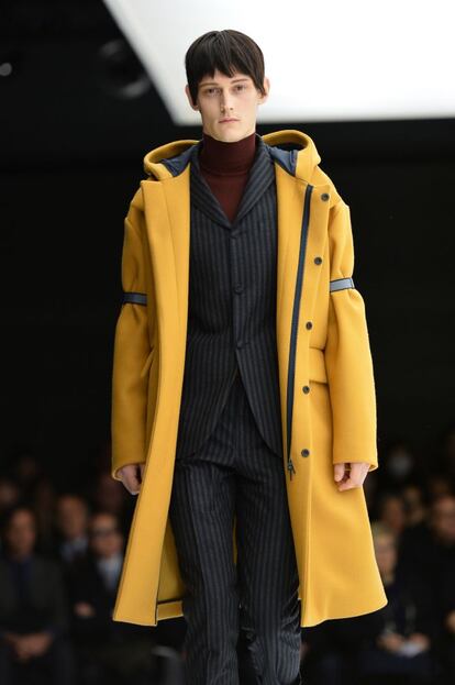 En el desfile Z Zegna para el próximo otoño cobraron importancia las prendas de abrigo. El surtido de siluetas permitía elegir. Desde trencas de lana a abrigos con los hombros caídos, de corte trapecio o con anoraks a modo de forro.