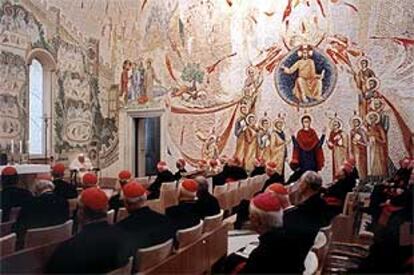 Juan Pablo II y algunos cardenales, en una capilla del Vaticano.