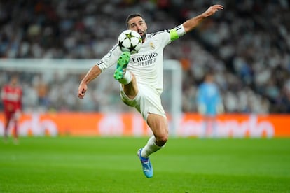 Carvajal controla el balón en el partido de Champions contra el Stuttgart en el Bernabéu.