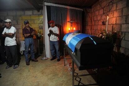 En lo que va del año, el Ministerio de Relaciones Exteriores de Guatemala ha asistido con acompañamiento legal y económico la repatriación de más de 50 personas. En la imagen, el funeral de uno de los migrantes fallecidos en Ciudad Juárez, en Nahualá. 