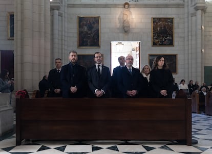 En la primera fila desde la izquierda, el consejero de Presidencia, Justicia y Administración Local de la Comunidad de Madrid, Miguel Ángel García; el jefe de la Casa de S.M. el Rey, Camilo Villarino; el delegado del Gobierno en la Comunidad de Madrid, Francisco Martín; y la presidenta de la Comunidad de Madrid, Isabel Díaz Ayuso, durante el funeral por el vigésimo aniversario del 11-M, celebrado en la catedral de la Almudena. 