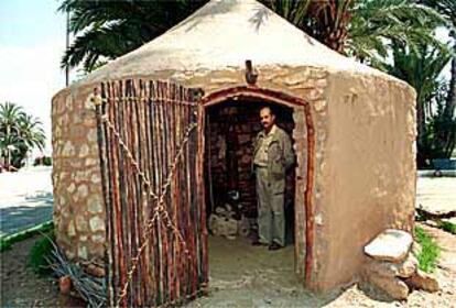 El técnico del Ayuntamiento de Vera, Domingo Ortiz, dentro de la réplica de una cabaña de Los Millares.