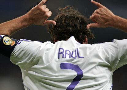 Tras haber marcado más de 300 goles con el conjunto blanco las celebraciones de Raúl se han hecho famosas. Ésta, señalándose el número de la camiseta, es una de las más características.
