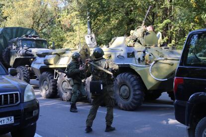 Un grupo de militares permanece en las inmediaciones del instituto donde se ha producido el ataque, en la ciudad de Kerch.