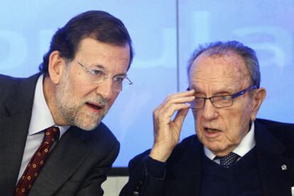 Mariano Rajoy y Manuel Fraga en la sede del PP