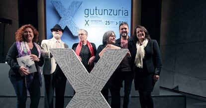 Los escritores Alberto Manguel con sombrero junto a Annie Proulx, Diamela Eltit y Kirme Uribe.