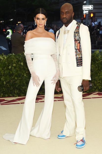 La modelo Kendall Jenner posó junto al diseñador Virgil Abloh, de Off-White, responsable de su mono blanco.