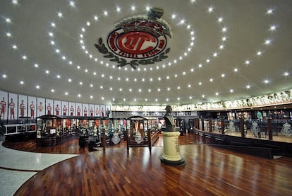 MUSEU DO TOLUCA (MÉXICO) - Fica em um enorme salão no estádio Nemesio Diez, batizado em homenagem ao espanhol que se tornou um dos principais dirigentes da história do decacampeão mexicano. O museu não só resgata artigos da memória do clube, como também disponibiliza aos visitantes uma biblioteca repleta de publicações esportivas. A cidade de Toluca ainda conta com um museu do futebol americano, praticado há mais de 100 anos no México. Onde: Estádio Nemesio Diez, Toluca. Horário de visitação: segunda a sexta, das 10h às 18h, e sábados, de 10h às 15h.