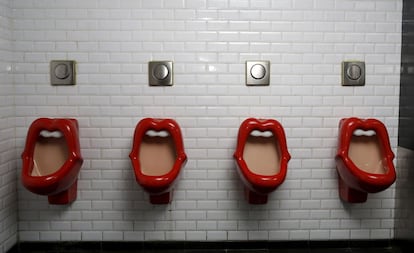 Retretes con la boca de Rolling Stones en una baño de París.