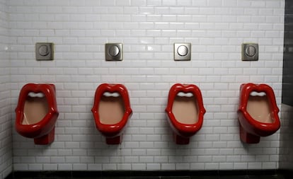 Retretes con la boca de Rolling Stones en una ba&ntilde;o de Par&iacute;s.