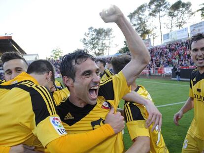 Los jugadores de Osasuna festejan en Montilivi. 