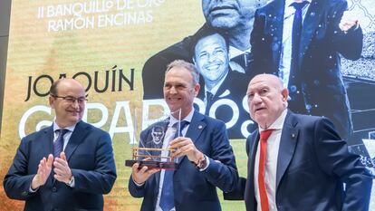 Joaquín Caparrós, con el galardón Banquillo de Oro Ramón Encinas, entre el presidente José Castro y Manuel Cardo.