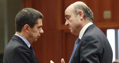 El director de Asuntos Fiscales del FMI, Vitor Gaspar, y el ministro de Economía en funciones, Luis de Guindos.
