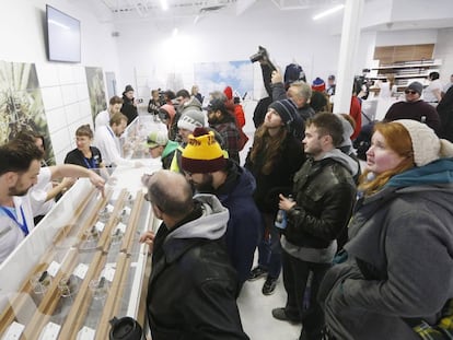 Clientes ante un mostrador de una tienda de cannabis en Winnipeg, Manitoba (Canadá), este miércoles.