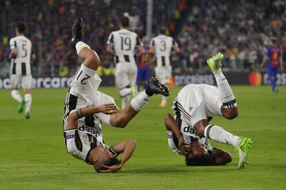 Paulo Dybala y Juan Cuadrado (Juventus) celebran el primer gol del partido. 