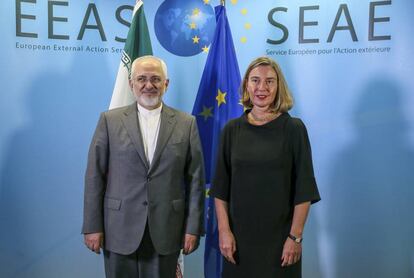 El ministro de Exteriores iraní, Javad Zarif, junto a Federica Mogherini el 25 de abril de 2018.  