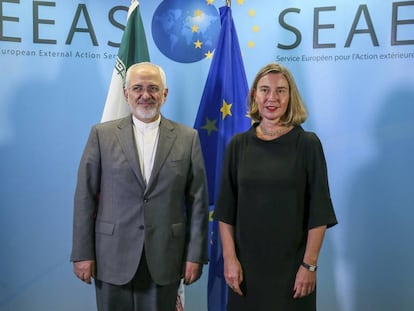 El ministro de Exteriores iraní, Javad Zarif, junto a Federica Mogherini el 25 de abril de 2018.  