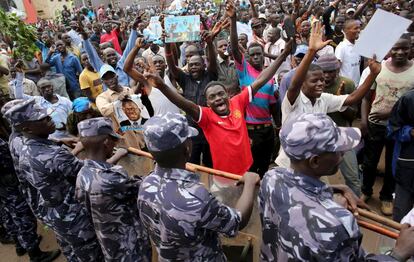 Partidarios de la oposición durante una manifestación no autorizada por la detención del principal candidato de la oposición de Uganda, Kizza Besigyem, en Kampala (Uganda).