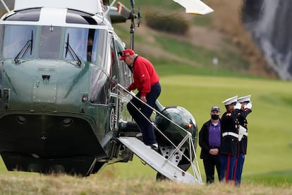 Donald Trump entra no Marine One para voltar à Casa Branca após jogar golfe em Sterling na quinta-feira.
