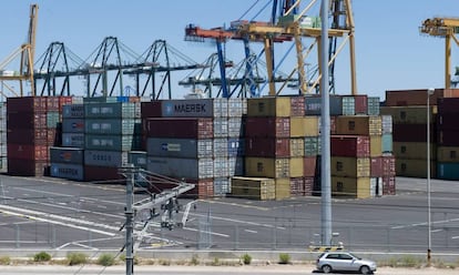 Contenedores de mercanc&iacute;as apilados en los muelles del puerto de Valencia. 