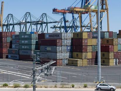 Contenedores de mercanc&iacute;as apilados en los muelles del puerto de Valencia. 