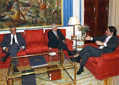 Aznar y Maragall, durante su reunión de hoy en La Moncloa, en la que también ha participado Javier Arenas.