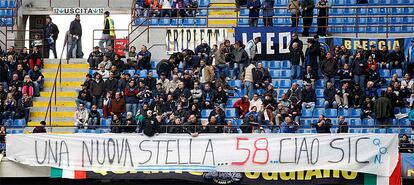 Las hinchadas del 'calcio' también quisieron manifestar su tristeza por la muerte de Simoncelli. En la imagen, una pancarta desplegada en el Giuseppe Meazza durante el encuentro entre el Inter de Milán y el Chievo Verona. "Una nueva estrella. 58. Adiós, 'Super Sic".