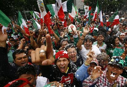 Los aficionados del equipo de fútbol de México celebrando la victoria contra Brasil en los Juegos Olímpicos de Verano 2012. México ganó el partido 2-1 y el oro.
