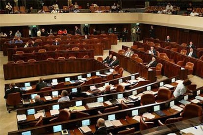 Los parlamentarios israelíes siguen el debate de ayer en la Knesset.
