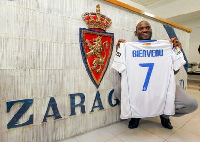 El nuevo jugador del Zaragoza, el delantero camerunés Henri Bienvenu, que proviene del Fenerbahce, muestra su camiseta durante su presentación.