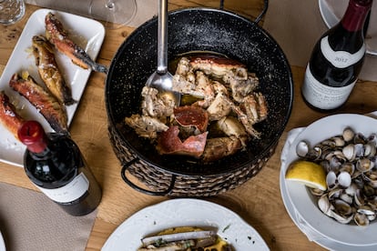 A la izquierda, xulies (doncellas) fritas, de pescadores locales; en el centro, ñocla (buey de mar) a la plancha; y berberechos al vapor.