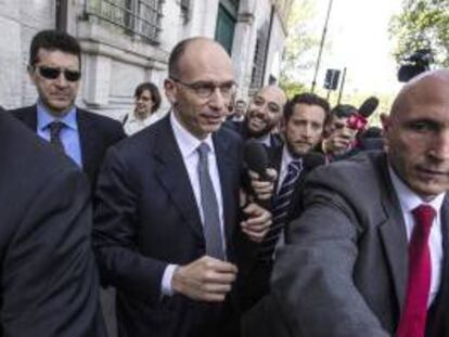 El nuevo jefe del Gobierno italiano, Enrico Letta, de 46 años y procedente del Partido Demócrata (PD), juró hoy su cargo ante el presidente de la República, Giorgio Napolitano.