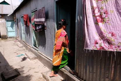 Una trabajadora sexual entra en su habitación detrás de un cliente. Prostíbulo de Kandapara, en Tangail. 