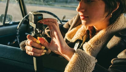 Chica con un GoPro Volta