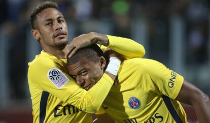 Neymar abraza a Mbapp&eacute; durante el Metz-PSG.