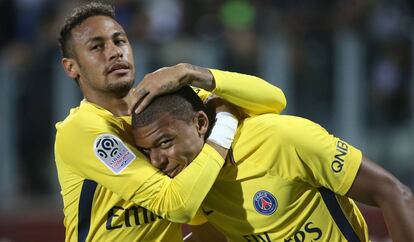 Neymar abraza a Mbappé durante el Metz-PSG.