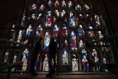 Las conservadoras Zoe Harrigan (derecha) y Anna Milsom admiran una sección de 'Great East Window' de 600 años de York Minster, después de un proyecto de conservación y restauración de 10 años, en York, en el norte de Inglaterra. 
