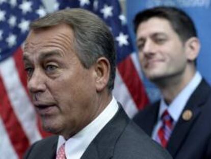 El legislador republicano Paul Ryan (detrás) escucha al presidente de la Cámara Baja, el republicano John Boehner (delante), durante una rueda de prensa ofrecida en el Capitolio, en Washington DC (Estados Unidos).