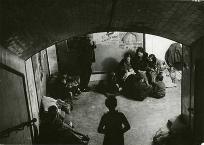 Un grupo de civiles se refugia en el Metro de Madrid durante un bombardeo en diciembre de 1936 durante la Guerra Civil española.
