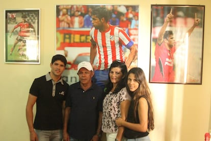 A família de Diego Costa: o irmão Jair, o pai José, a mãe Josileide e a irmã Talita, na casa dos pais do atleta, em Lagarto.