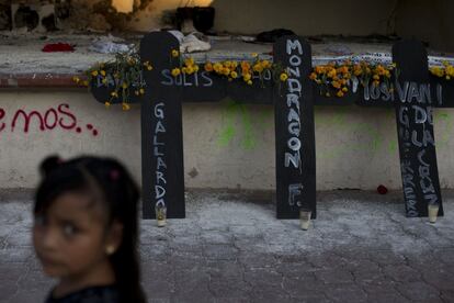 Cruces por los 43 estudiantes desaparecidos en Iguala, México.