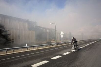 El humo seguía saliendo de la planta de Campofrío este lunes.