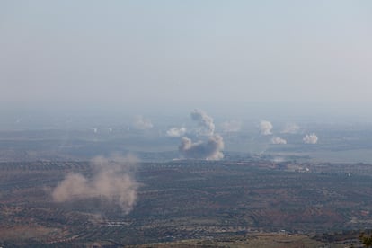 Las columnas de humo indican zonas donde se enfrentan las fuerzas rebeldes sirias y el régimen de El Asad este jueves, a las afueras de Alepo.