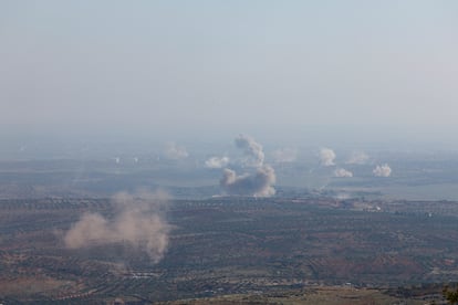 Las columnas de humo indican zonas donde se enfrentan las fuerzas rebeldes sirias y el régimen de El Asad este jueves, a las afueras de Alepo. 