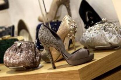 Zapatos y bolsos en uno de los expositores del salón internacional Modacalzado+Iberpiel, en Madrid. EFE/Archivo