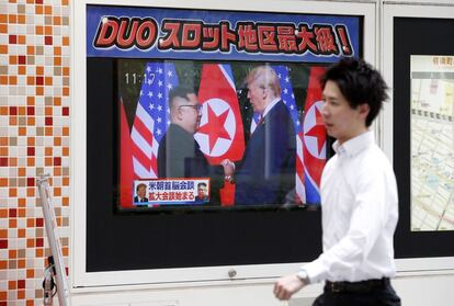 Una persona pasa frente a un televisor con la transmisión de la cumbre entre el líder norcoreano, Kim Jong-un, y el presidente estadounidense, Donald J. Trump, en Tokio (Japón).