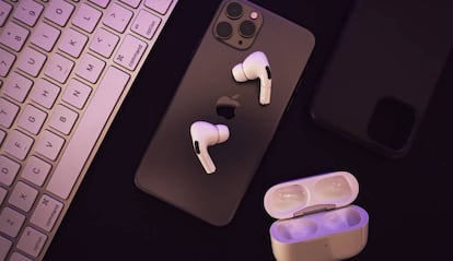 Airpods Pro sobre un iPhone 11 Pro Max.