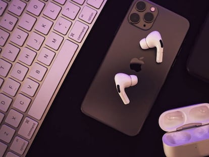 Airpods Pro sobre un iPhone 11 Pro Max.